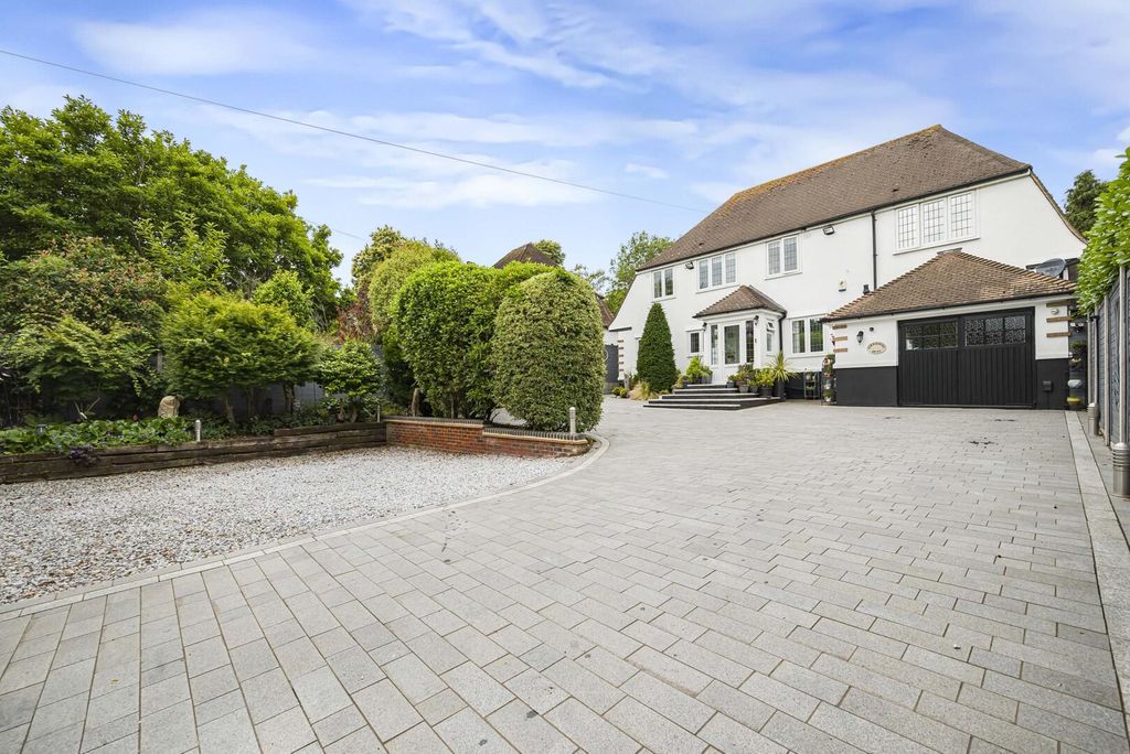 Property photo 1 of 33 Driveway