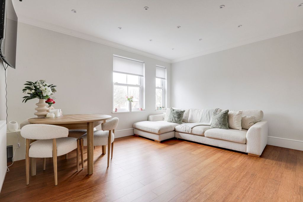 Property photo 3 of 22 Kitchen/Lounge/Diner