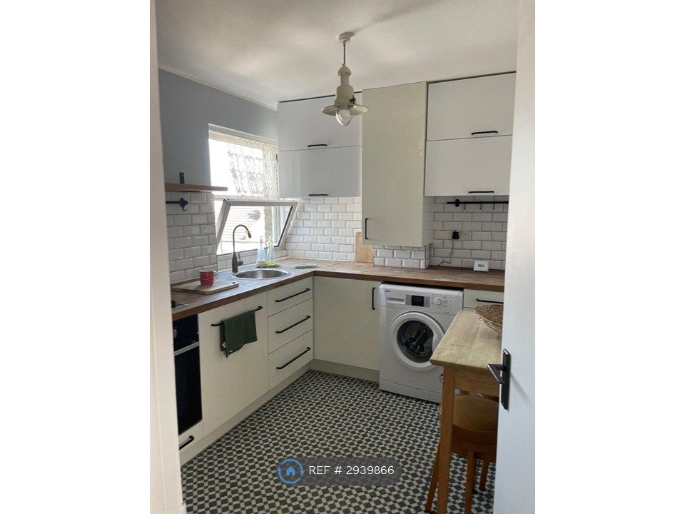 Property photo 3 of 8 Kitchen