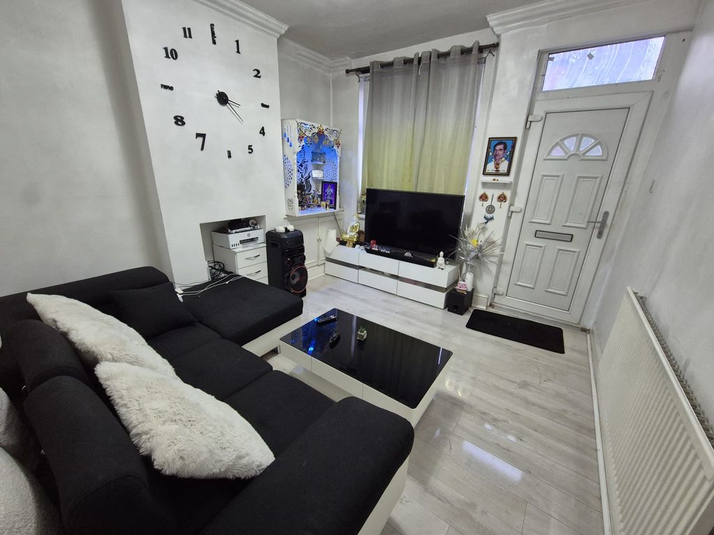 Property photo 3 of 12 Lounge