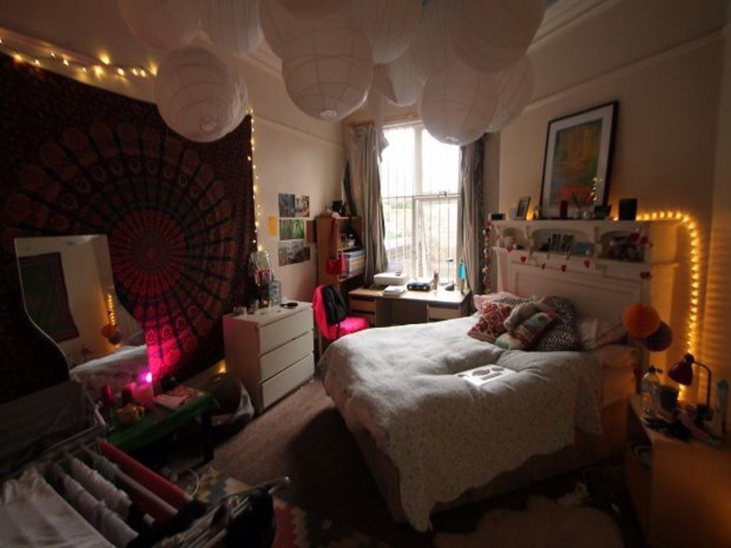 Property photo 3 of 17 A Cozy And Inviting Master Bedroom Featuring A Com...