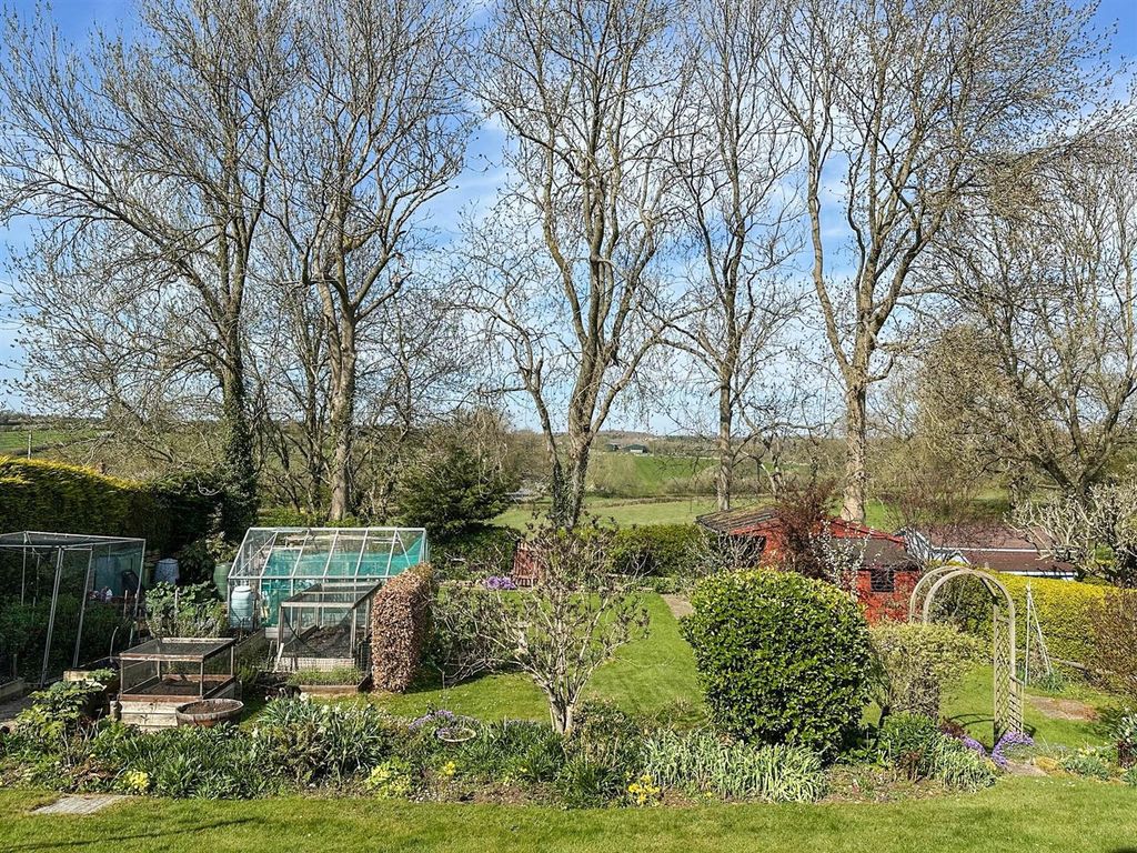 Property photo 2 of 20 Gdn 1.Jpg