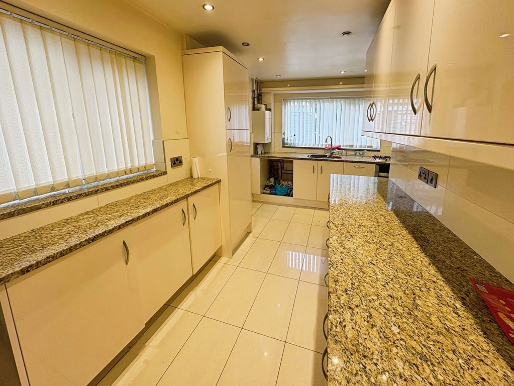 Property photo 3 of 16 Kitchen