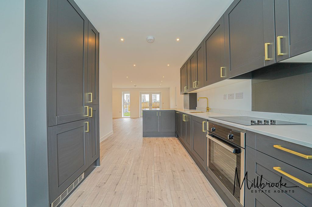 Property photo 2 of 28