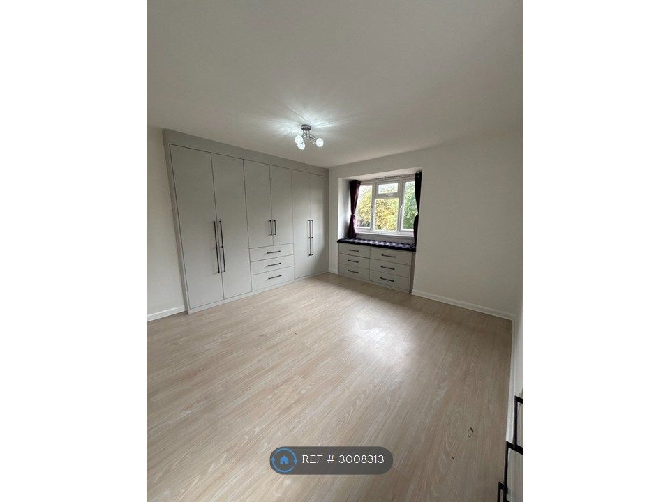 Property photo 1 of 18 Main Bedroom With Seating