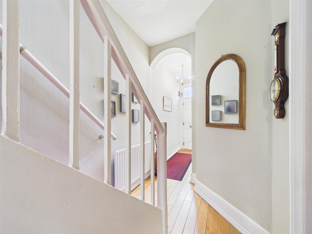 Property photo 3 of 19 Entrance Hall