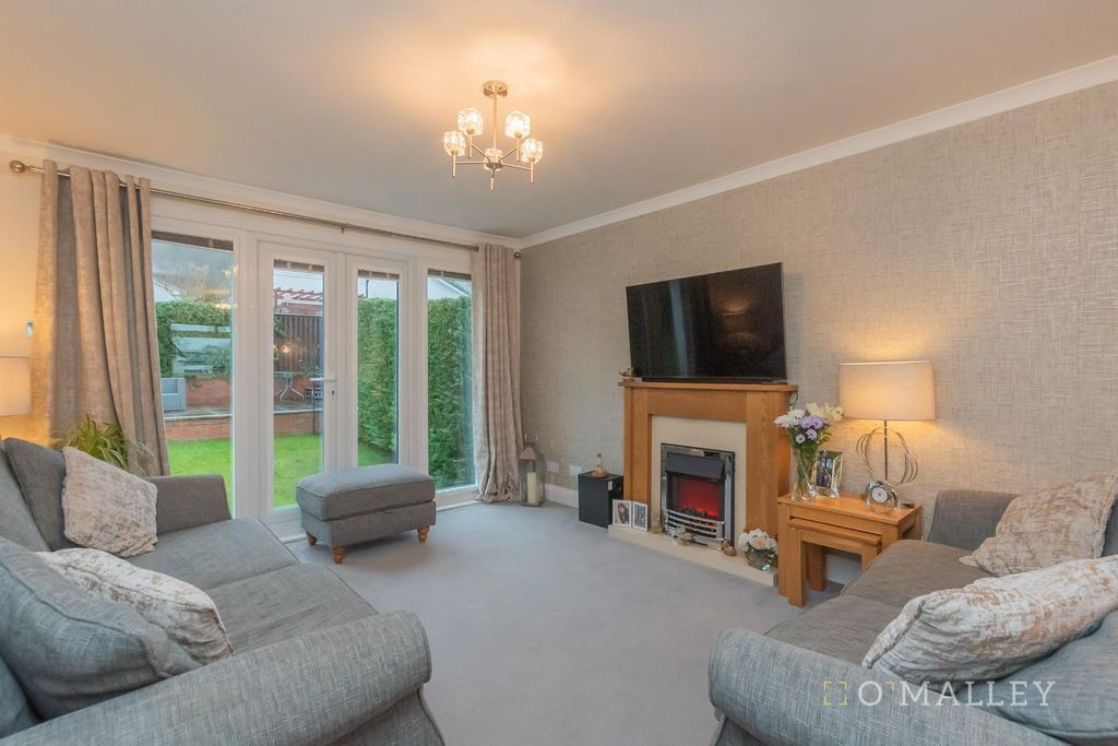 Property photo 2 of 18 Lounge