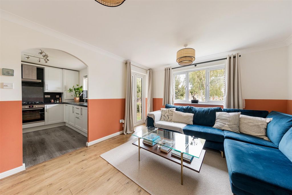 Property photo 3 of 24 Woodville Road, E18