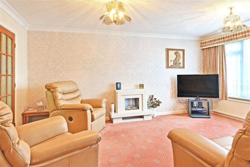 Property photo 3 of 18 Lounge