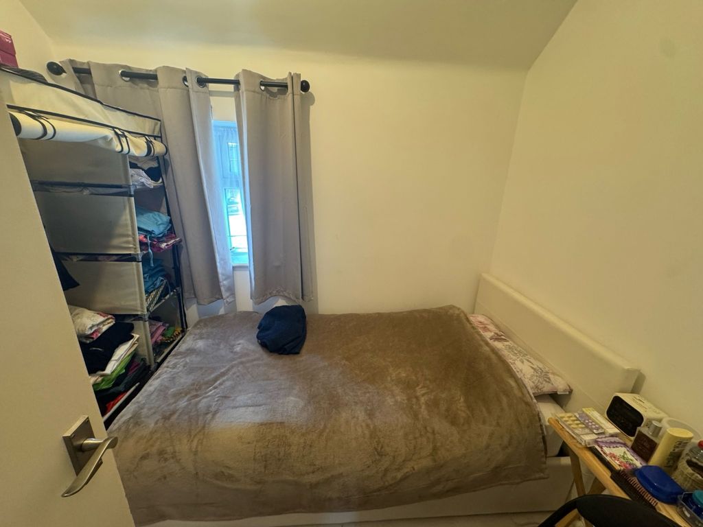 Property photo 3 of 10 Bedroom 3