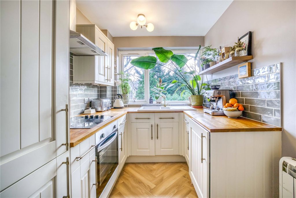 Property photo 3 of 17 Kitchen