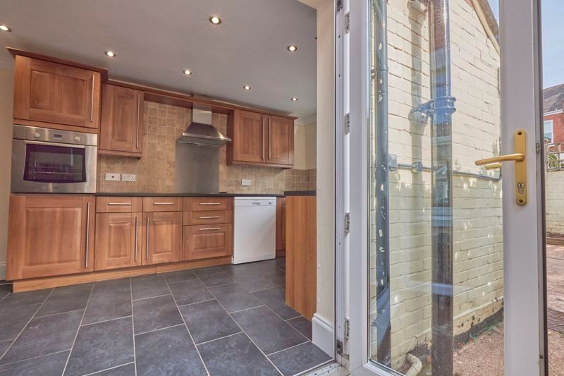 Property photo 3 of 10 Kitchen