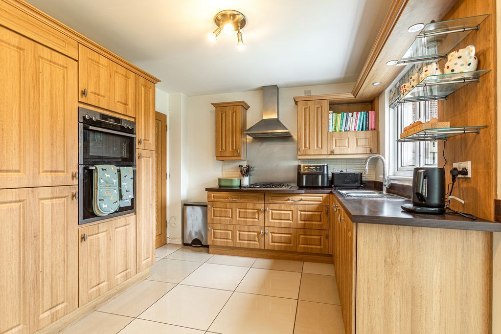 Property photo 3 of 28 Dining Kitchen