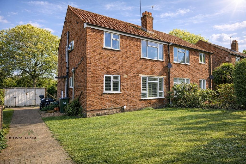 Property photo 1 of 15 Croft Close Front Of House