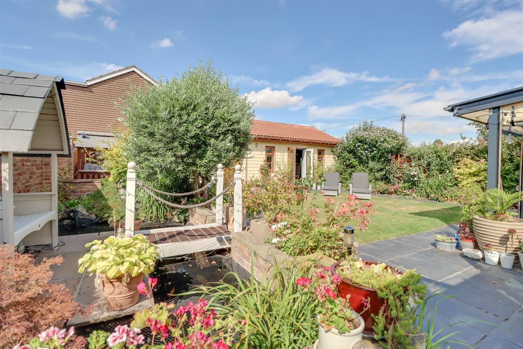 Property photo 2 of 24 71 Athelstan Gardens-34.Jpg