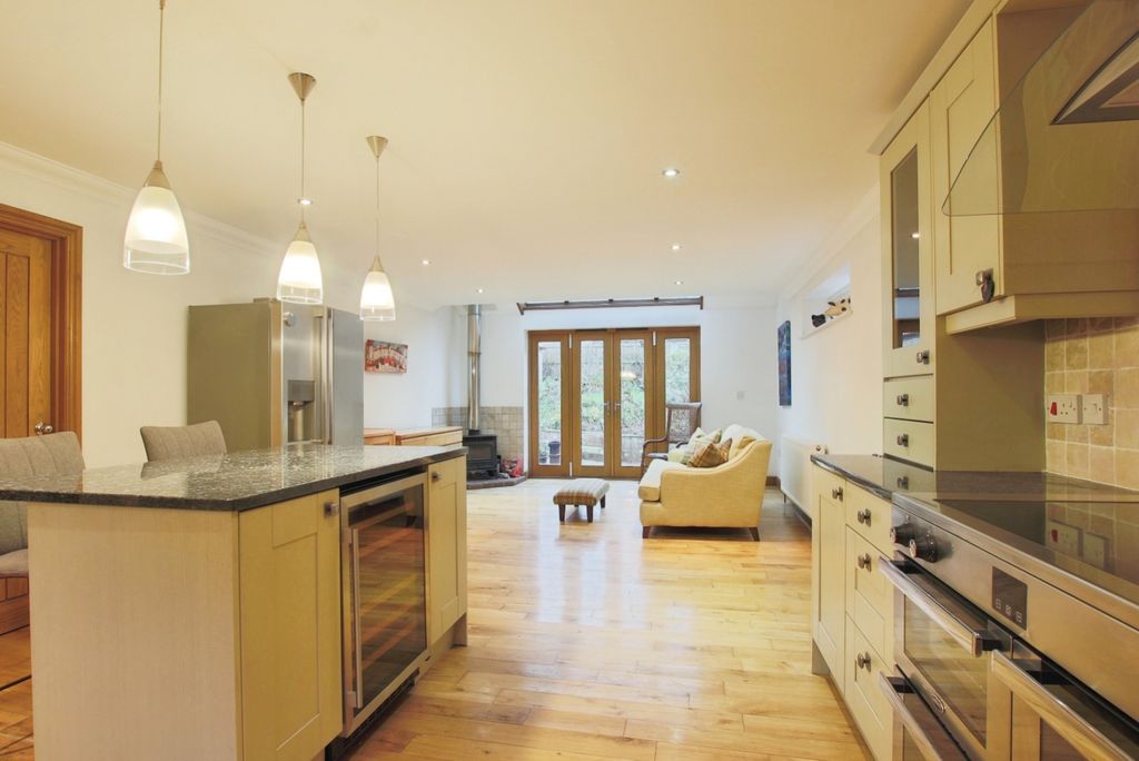 Property photo 2 of 18 4666383