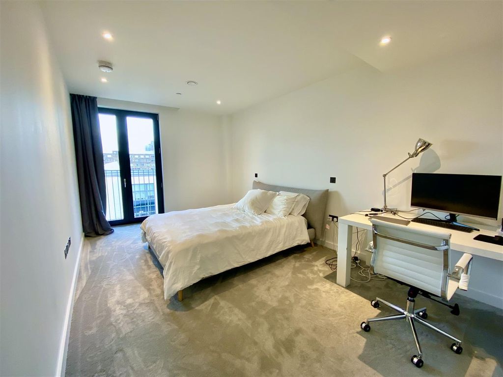 Property photo 3 of 23 Clarendon Court