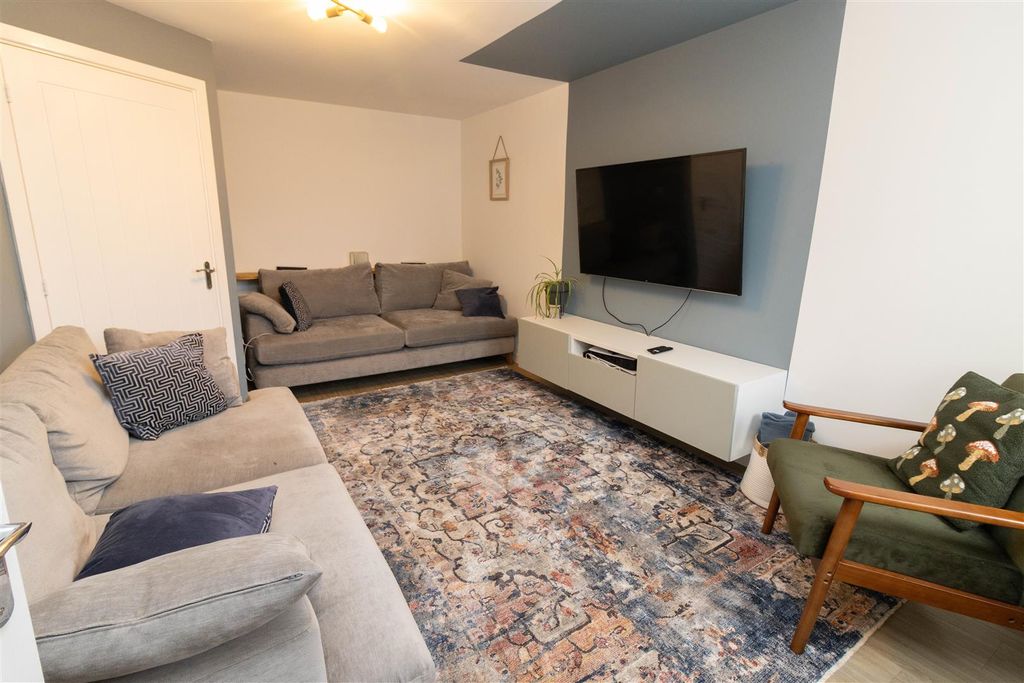 Property photo 2 of 12 Lounge