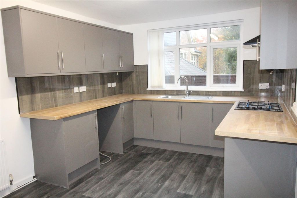 Property photo 2 of 10 Dining Kitchen