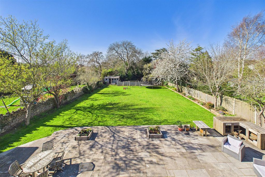 Property photo 2 of 31