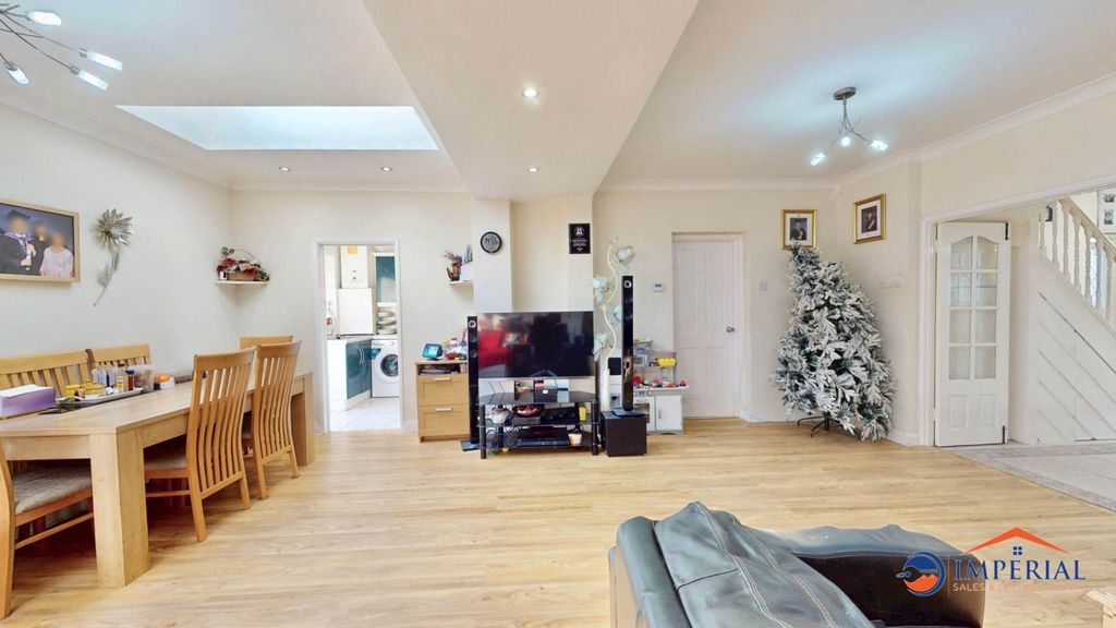 Property photo 2 of 27