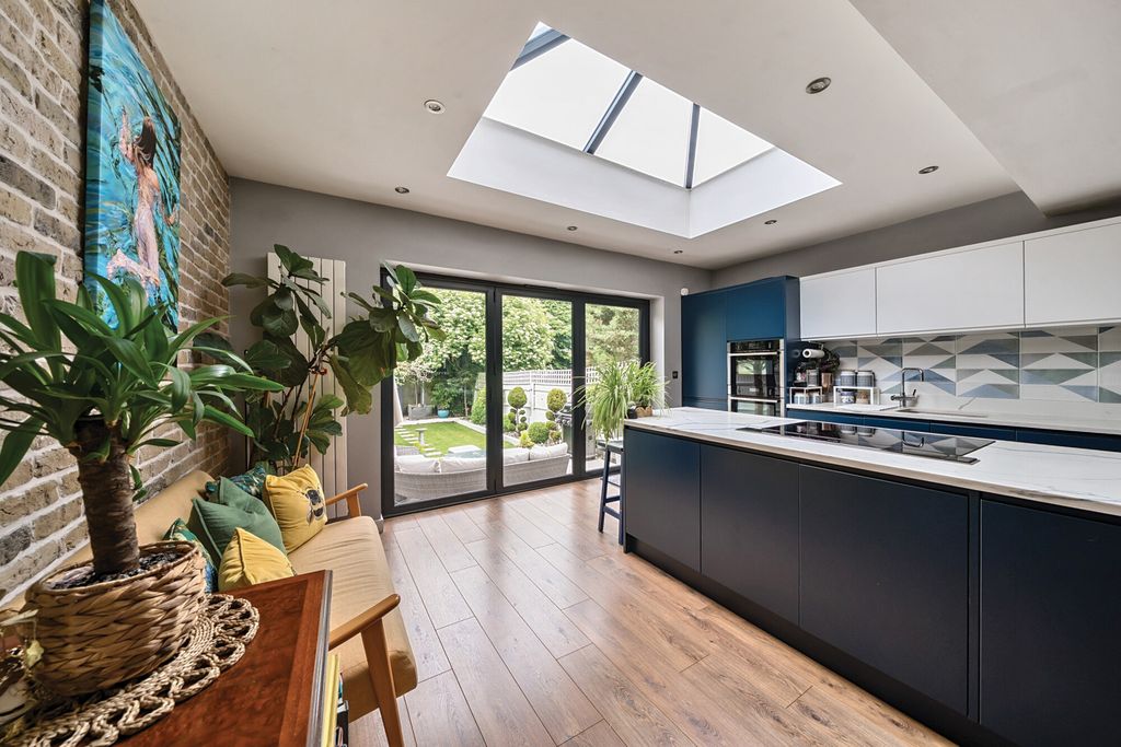 Property photo 1 of 15 1297553-9-682F2Df...