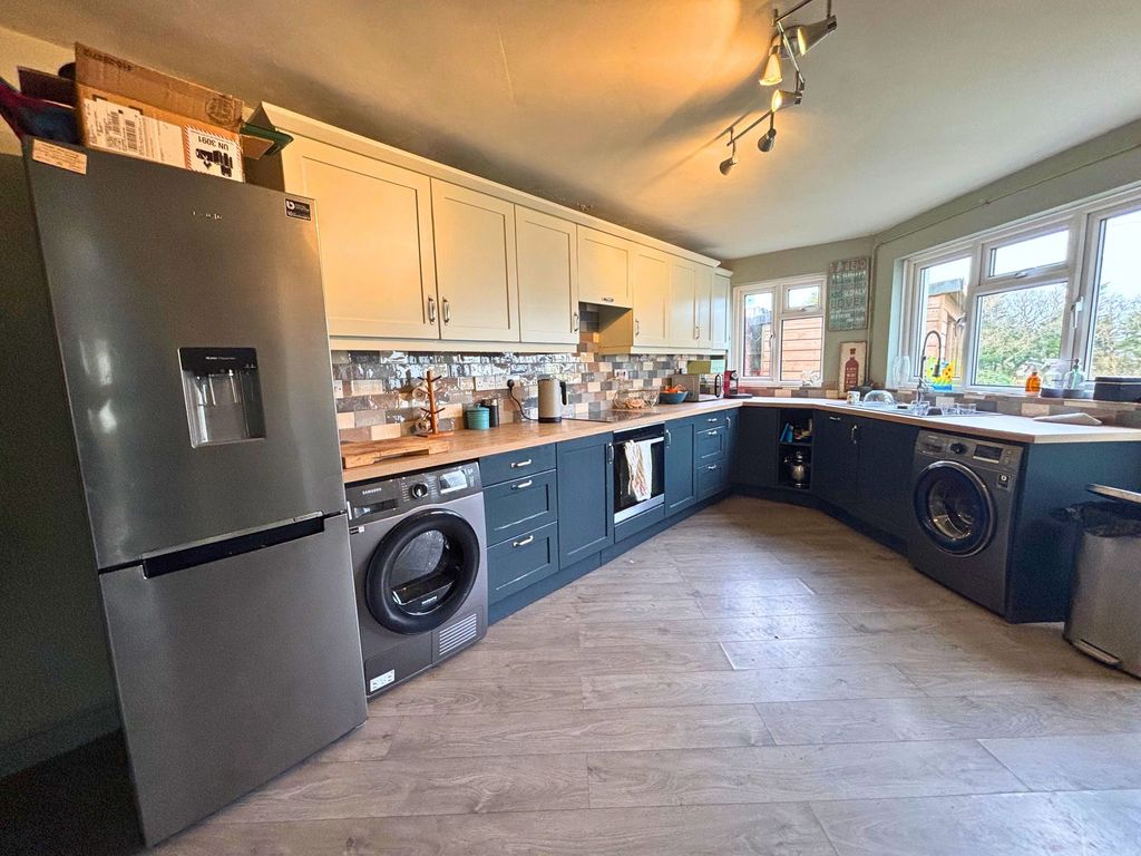Property photo 3 of 15 Kitchen