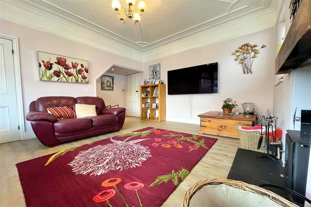 Property photo 3 of 26 Lounge