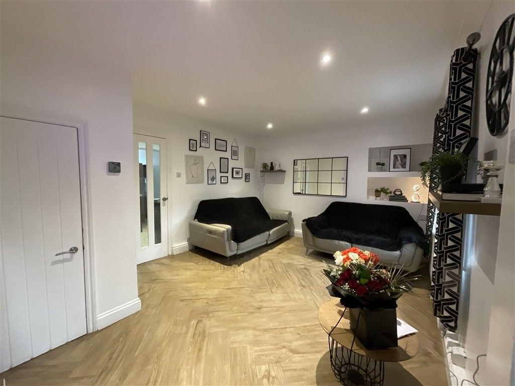 Property photo 3 of 8 Lounge Area