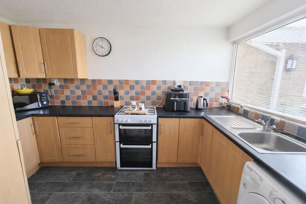 Property photo 3 of 9 Kitchen