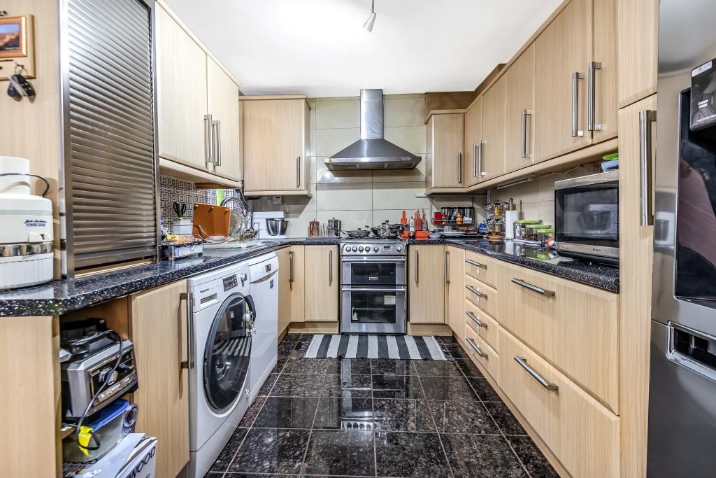 Property photo 3 of 11 Kitchen