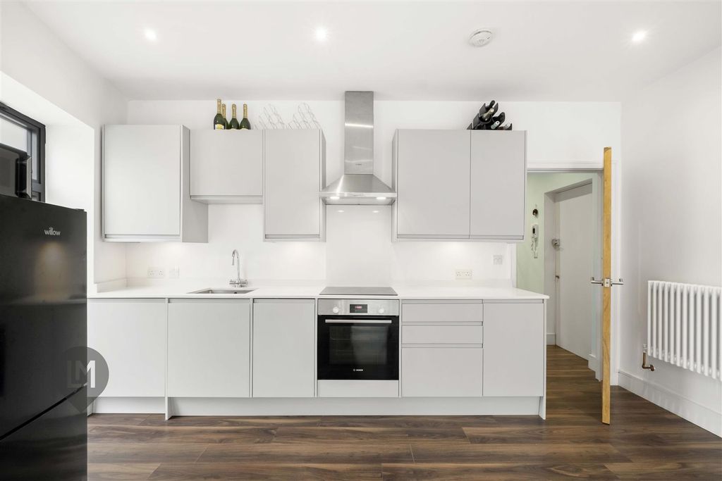 Property photo 2 of 7 Kitchen