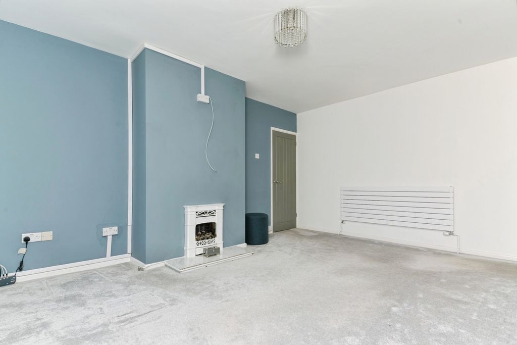 Property photo 3 of 11 Living Room