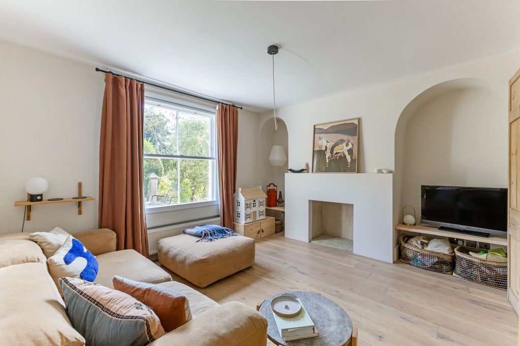 Property photo 3 of 16 Sitting Room