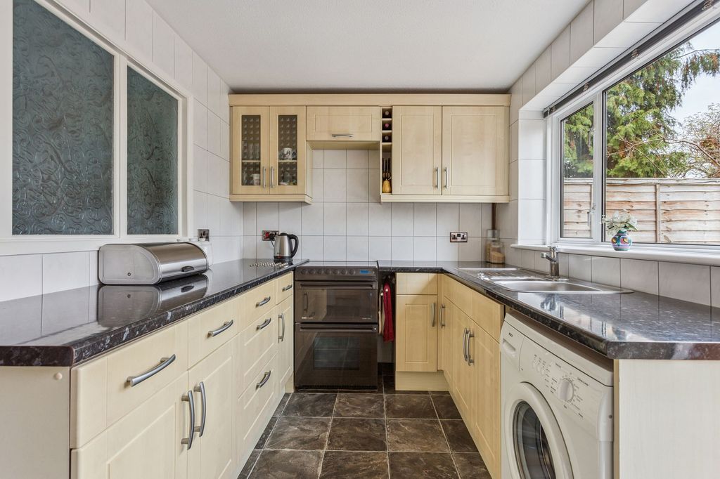 Property photo 3 of 16 Kitchen (2)