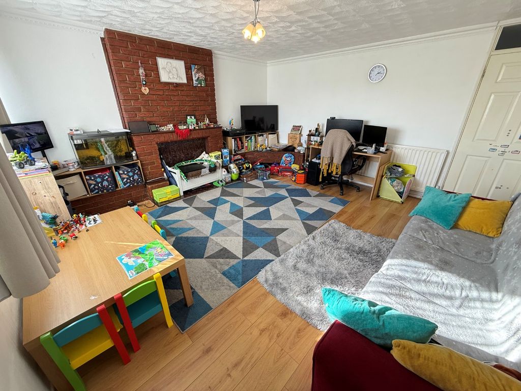 Property photo 2 of 9 3964285