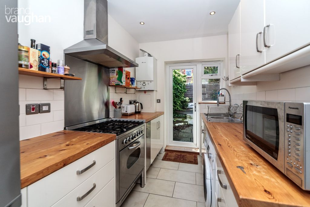 Property photo 2 of 9 Kitchen