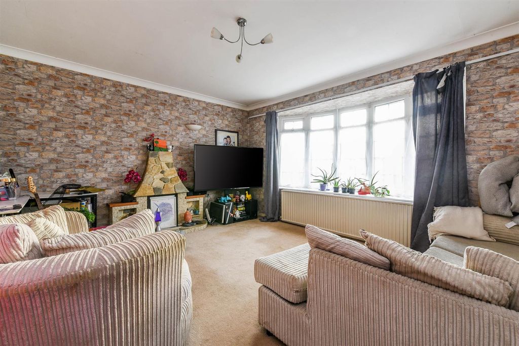 Property photo 2 of 16 Lounge