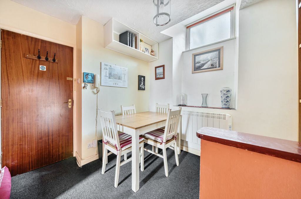 Property photo 2 of 20 2 - 1326394-10-6878Da...