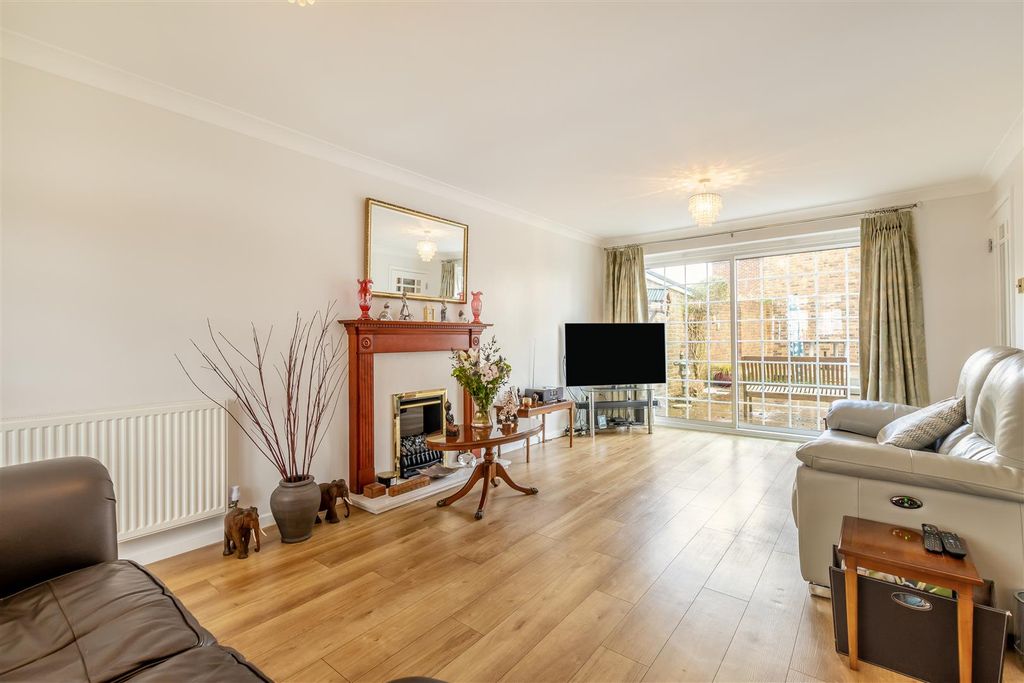 Property photo 2 of 22 Lounge