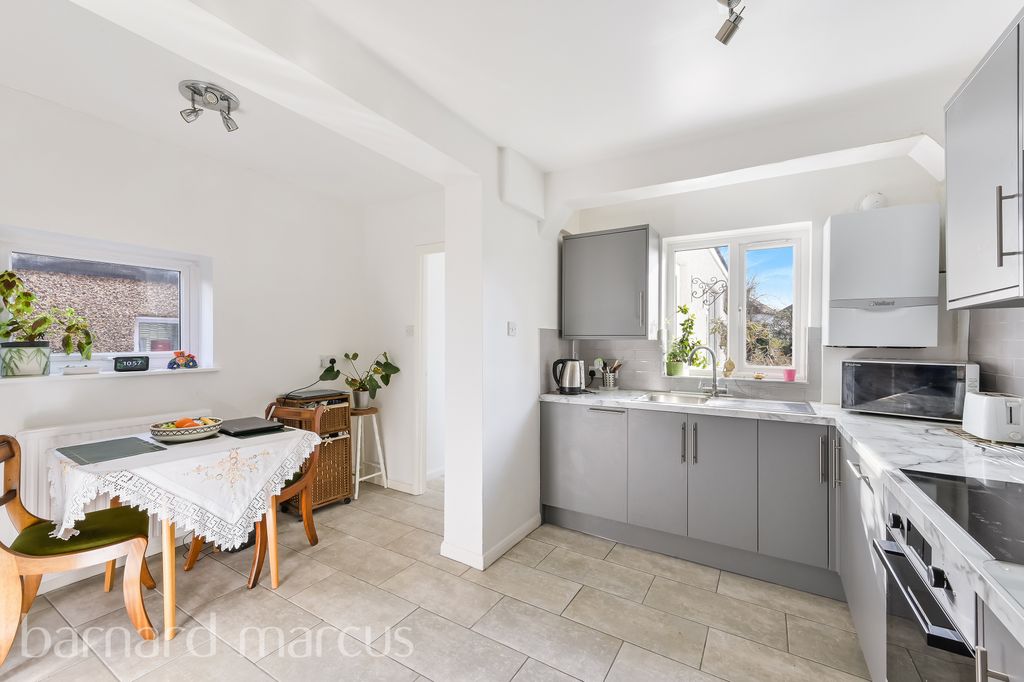 Property photo 3 of 8 Kitchen