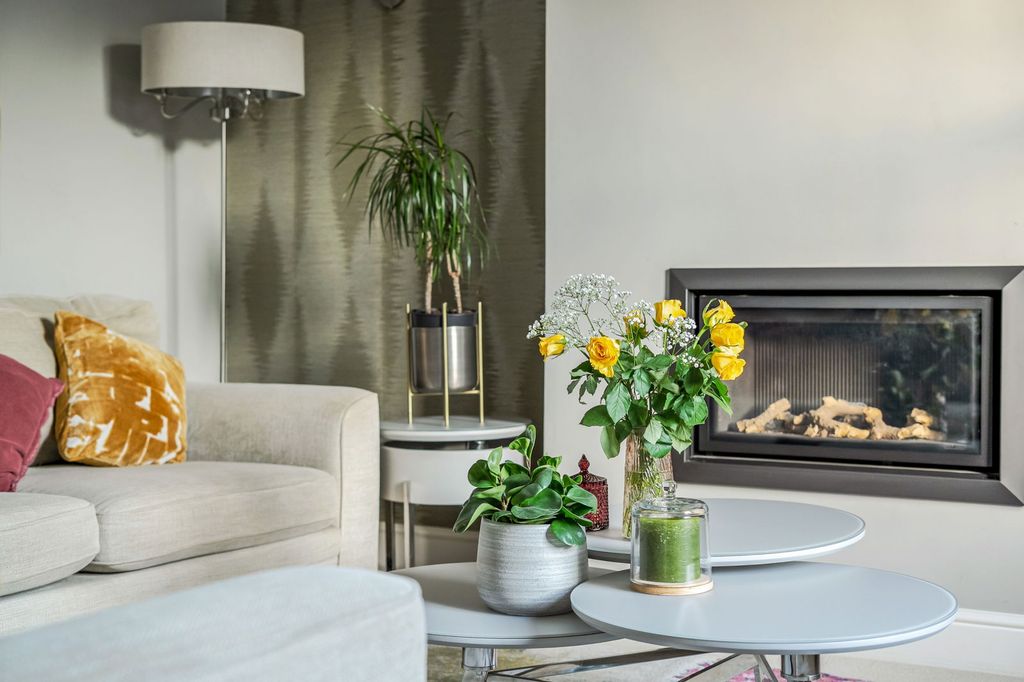 Property photo 2 of 27