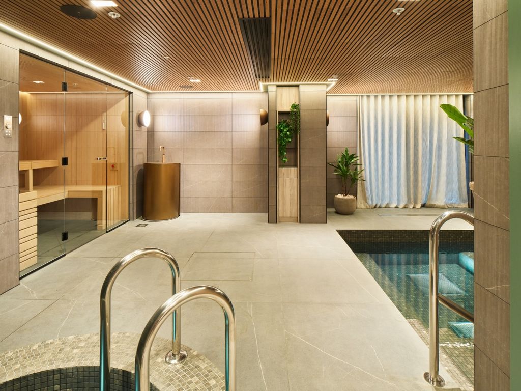 Property photo 2 of 19 Roman Bath With S...