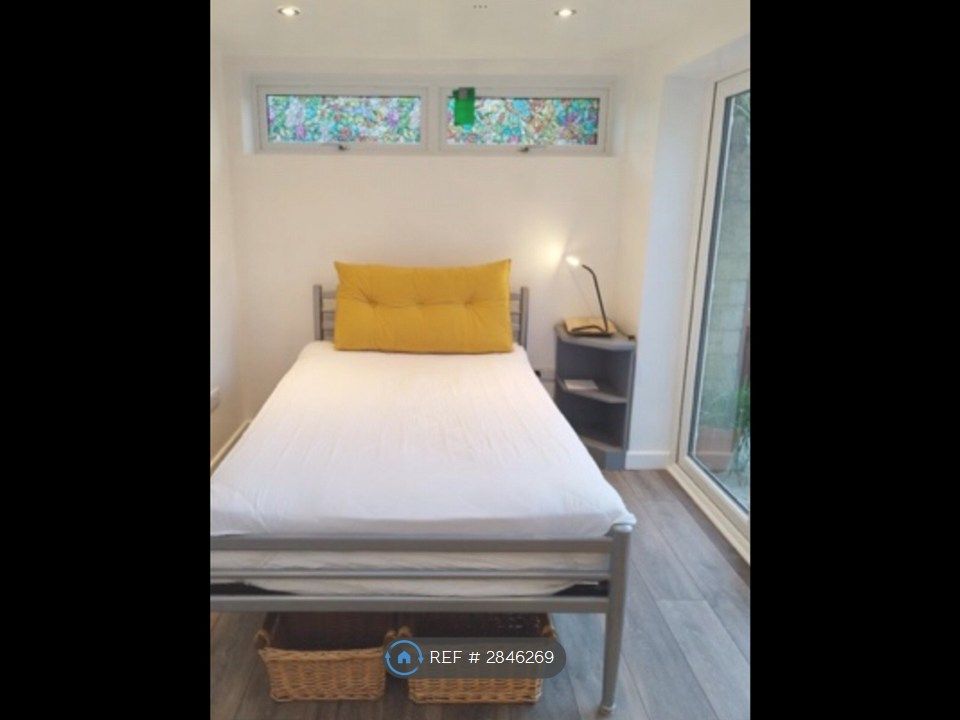 Property photo 2 of 12 Superb Large, Light Open Garden En-Suite Room