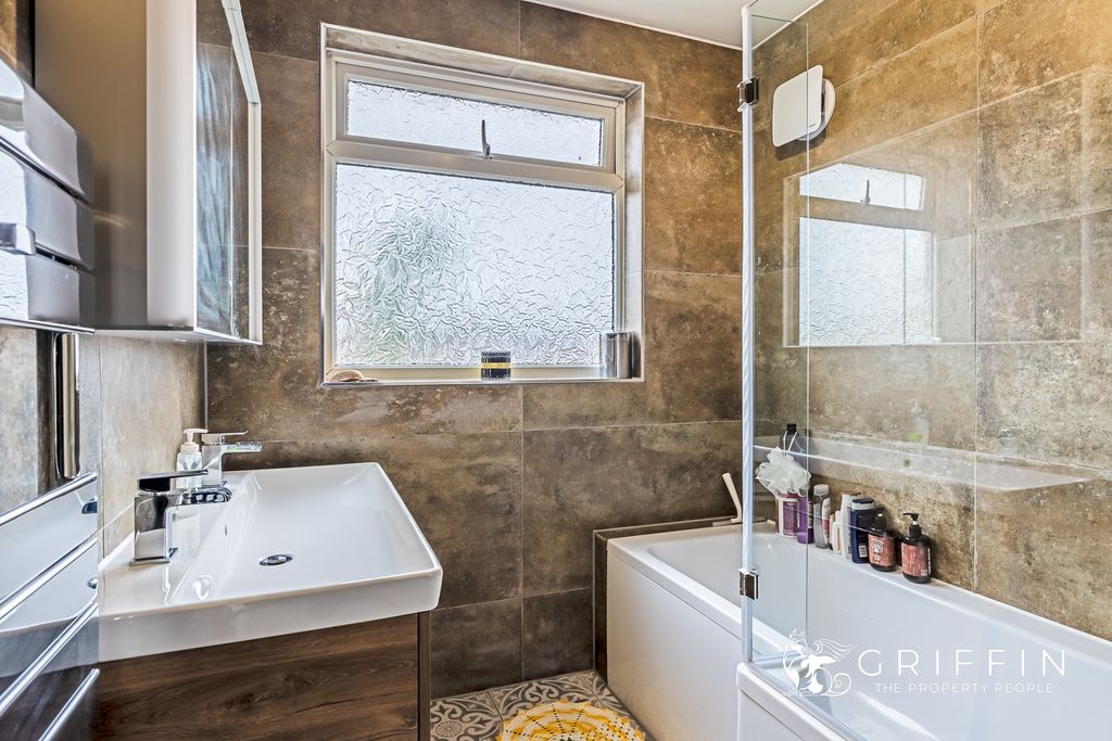 Property photo 3 of 17 Bathroom