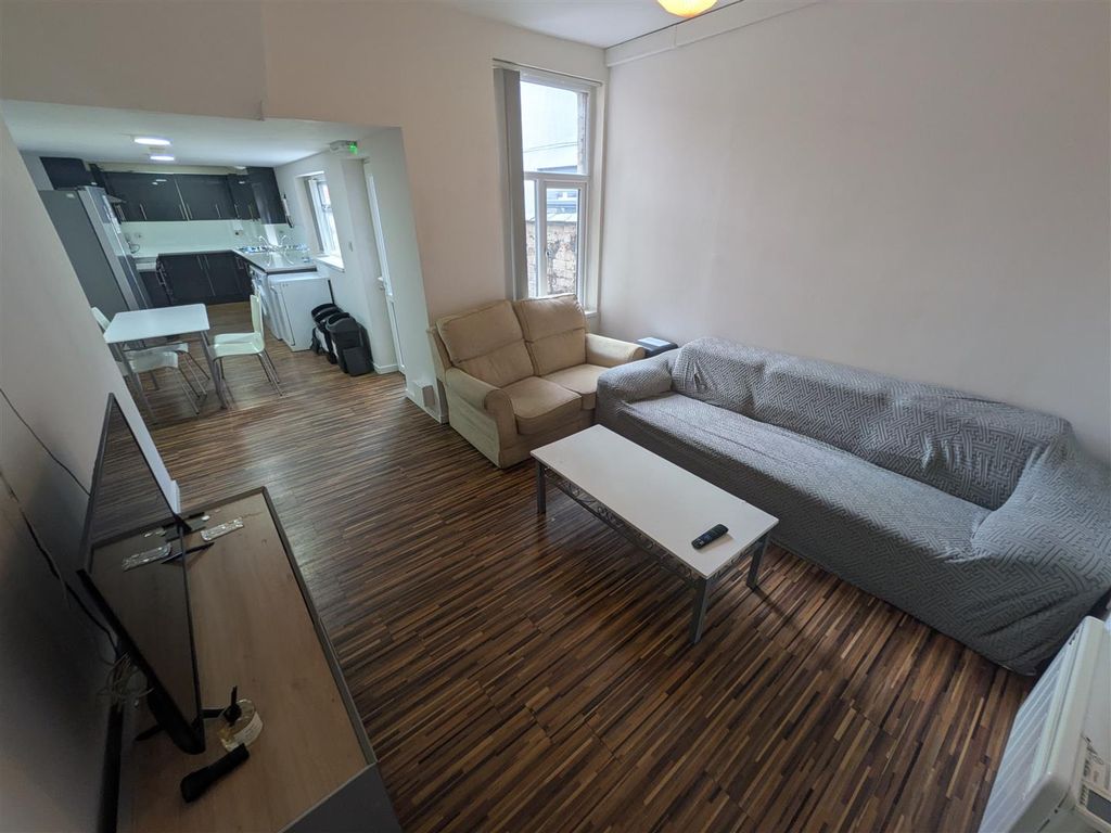 Property photo 3 of 21 Lounge
