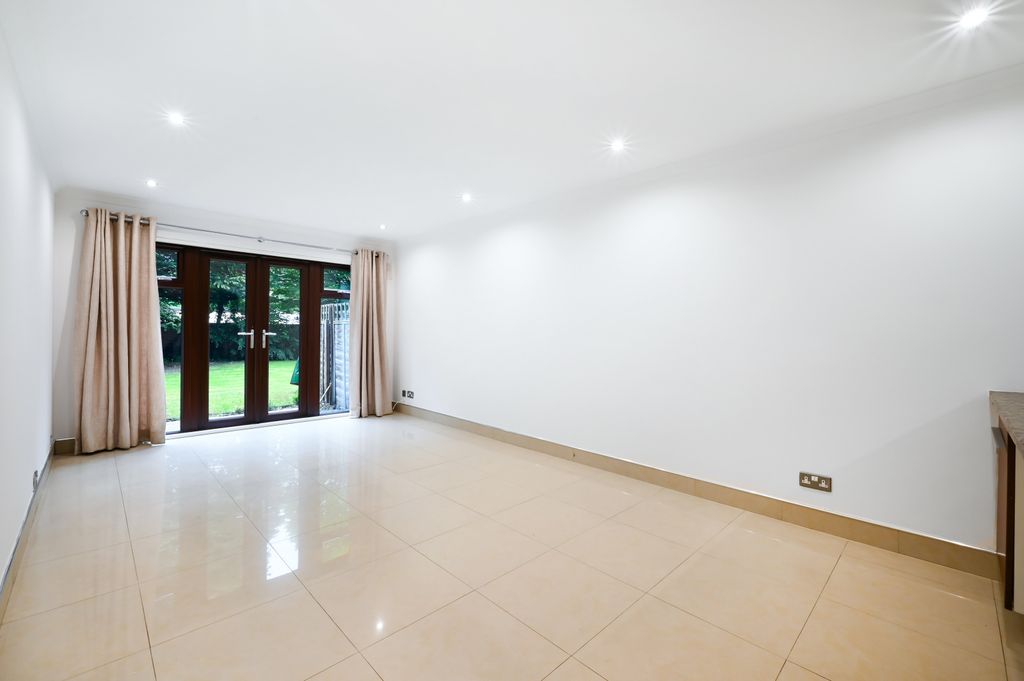 Property photo 2 of 8 Picture No. 13