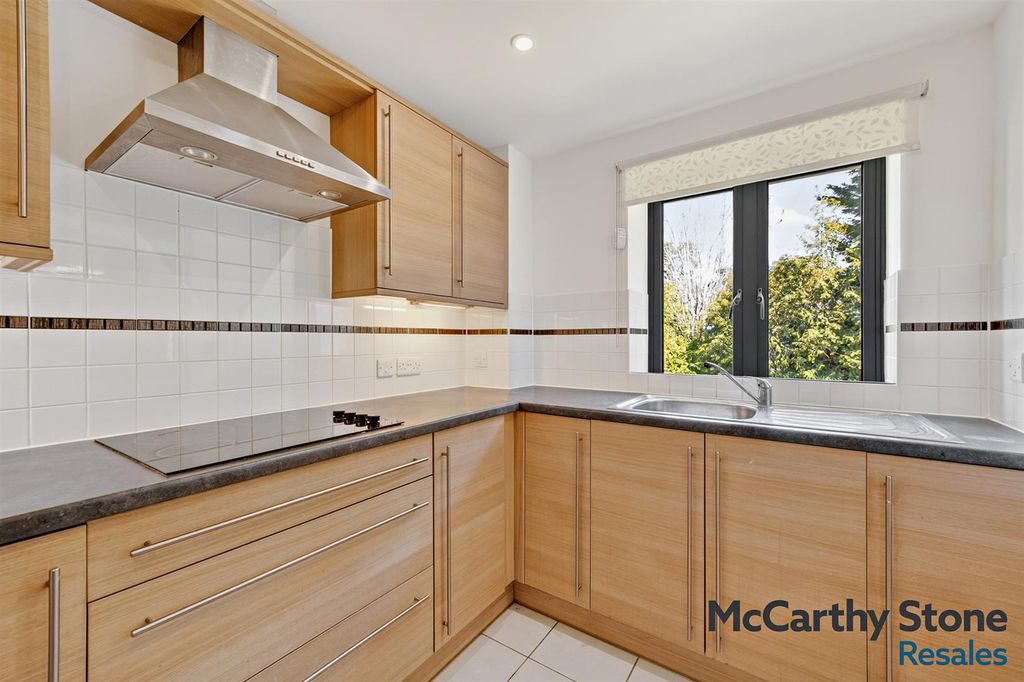 Property photo 3 of 11 8688567-Interior09-800.Jpg
