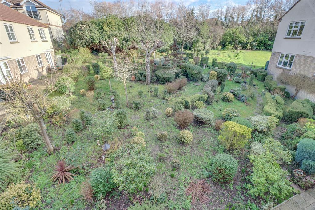 Property photo 1 of 9 35 Sycamore Court-8.Jpg