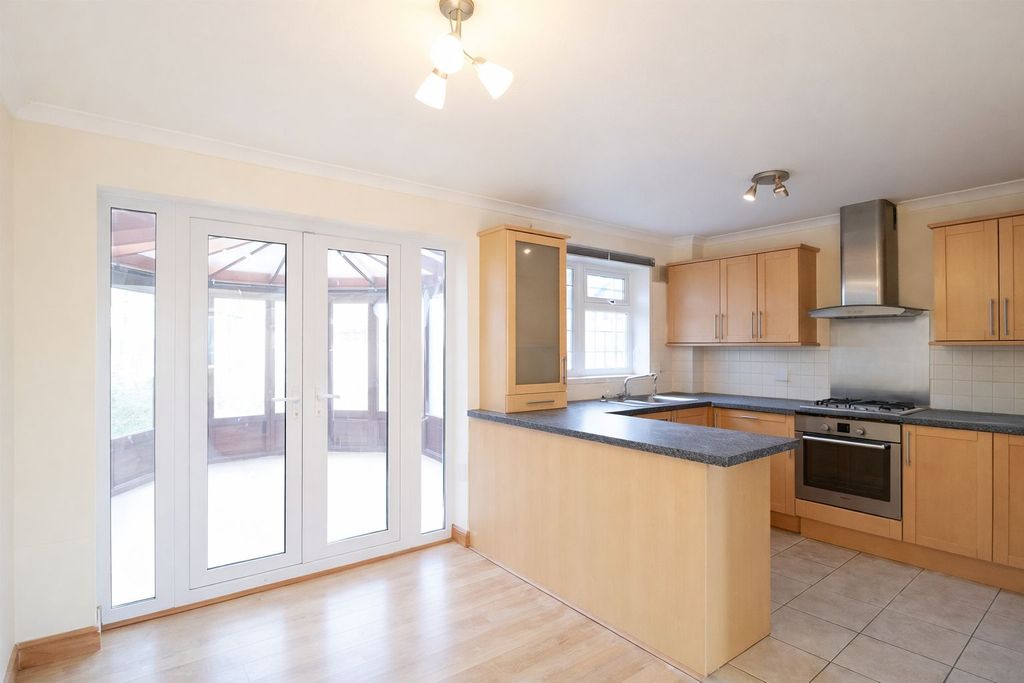 Property photo 3 of 11 Kitchen & Diner